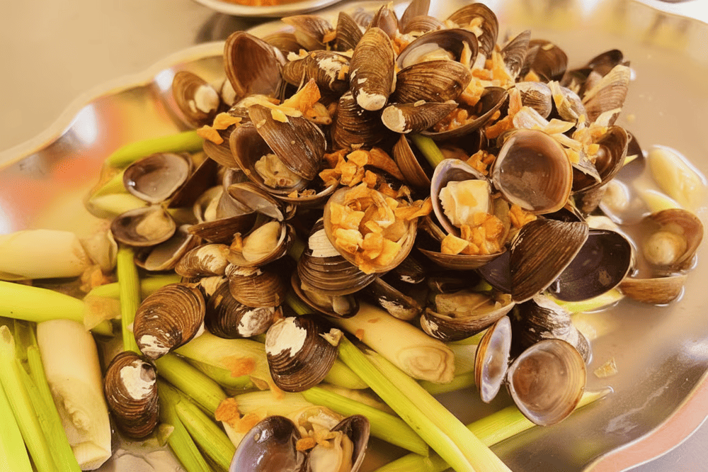 L&iacute;a T&acirc;n Ch&acirc;u x&agrave;o sả ớt